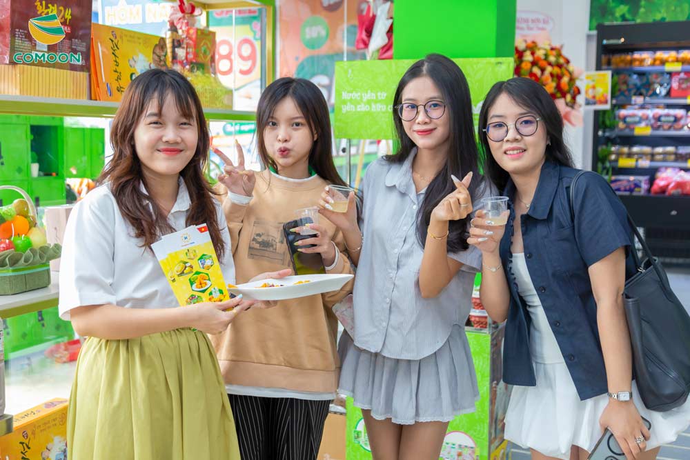 Các bạn thích thú về nước dừa comoon