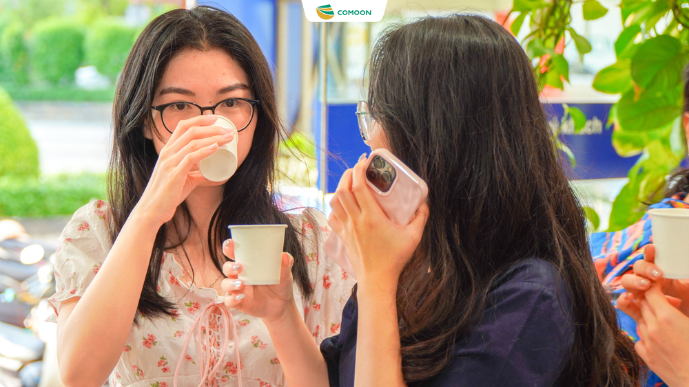 KHÁCH HÀNG CO.OP MART PHÚ THỌ MÊ MẨN KHI THƯỞNG THỨC NƯỚC DỪA COMOON THANH MÁT