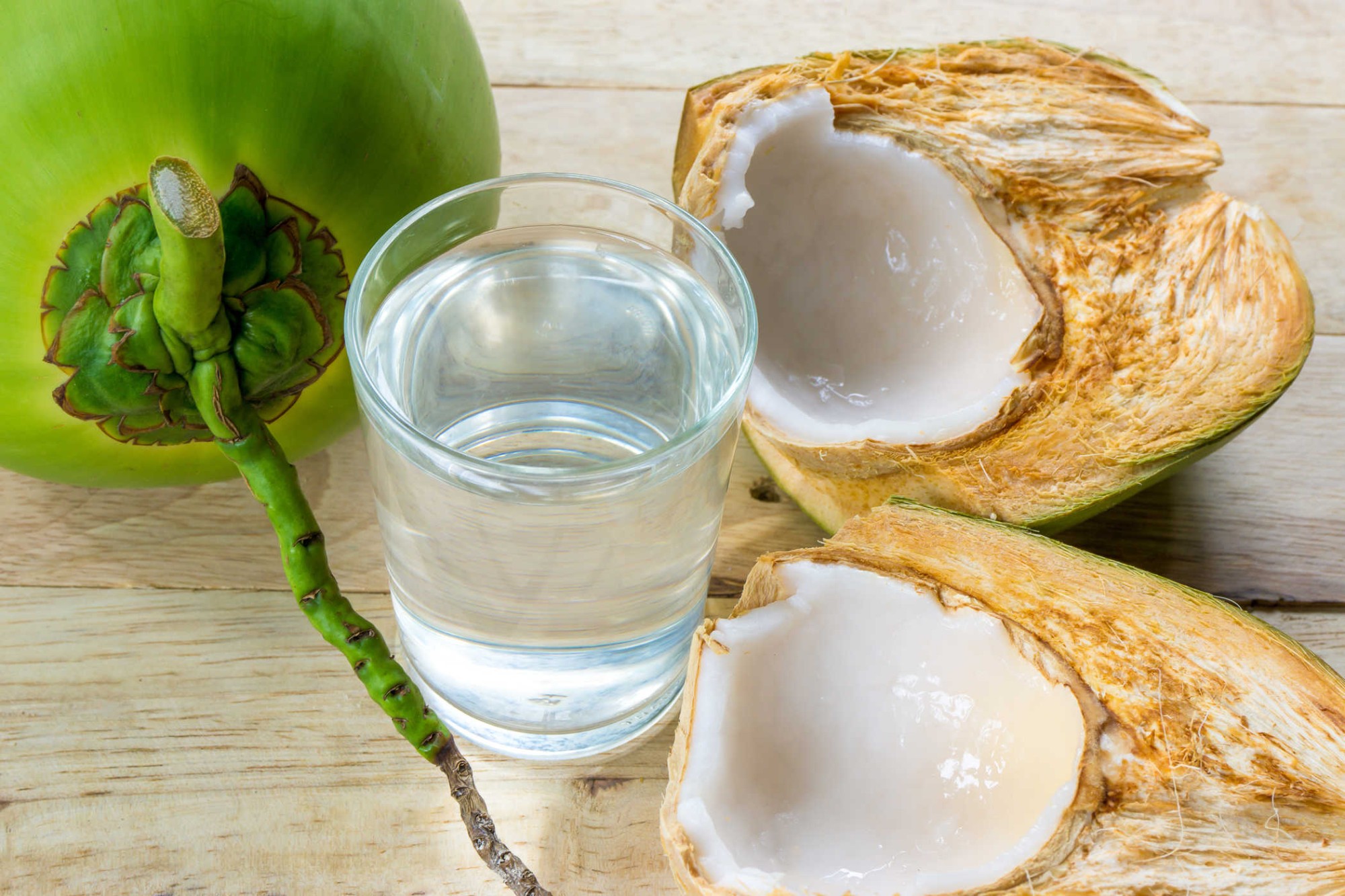 Nước dừa tươi là phần nước trong suốt bên trong quả dừa (Ảnh minh họa)
